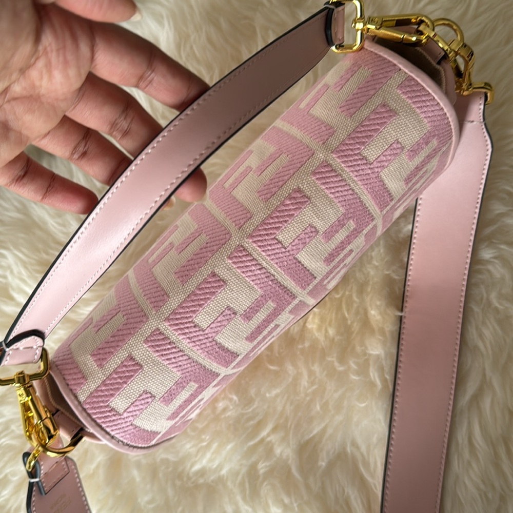 ❌Sold❌ FENDI *NEW RARE* Baguette - Pink with cutout lettering crossbody strap - Picture 8 of 17